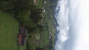 Sonbaharda Carpathian dağlarındaki dikey video köyü. Ukrayna