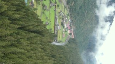 Sonbaharda Carpathian dağlarındaki dikey video köyü. Ukrayna