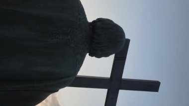 Dikey video - Şafak vakti Büyük Vladimir Anıtı. Kyiv, Ukrayna