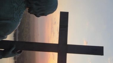 Dikey video - Şafak vakti Büyük Vladimir Anıtı. Kyiv, Ukrayna