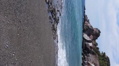 Kıyıya yakın deniz kıyısı kıyı şeridine yakın hava manzarası. Dikey video