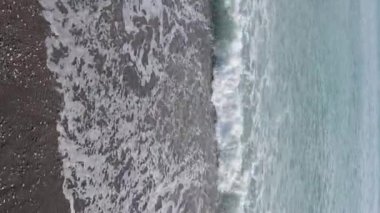 Kıyıya yakın deniz kıyısı kıyı şeridine yakın hava manzarası. Dikey video