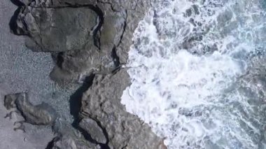 Kıyıya yakın deniz kıyısı kıyı şeridine yakın hava manzarası. Dikey video