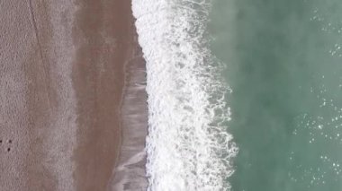 Kıyıya yakın deniz kıyısı kıyı şeridine yakın hava manzarası. Dikey video