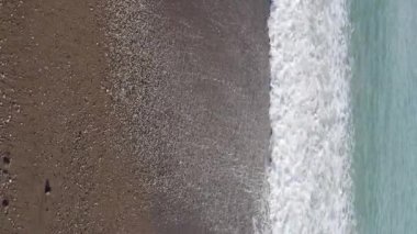 Kıyıya yakın deniz kıyısı kıyı şeridine yakın hava manzarası. Dikey video