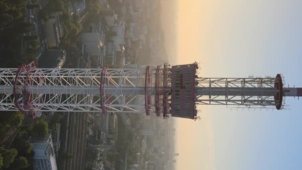 Vertikální video - televizní věž v dopoledních hodinách za úsvitu v Kyjevě, Ukrajina — Stock video