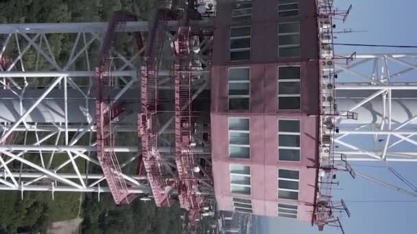 Kiev. Ucrânia: torre de TV. Vista aérea. Vídeo vertical — Vídeo de Stock