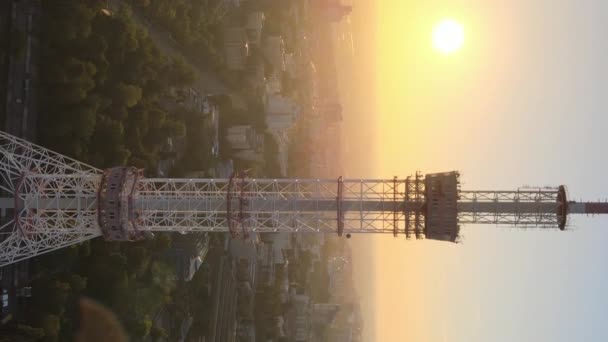 Vertikální video - televizní věž v dopoledních hodinách za úsvitu v Kyjevě, Ukrajina — Stock video