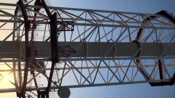 Verticale video - TV toren in de ochtend bij dageraad in Kiev, Oekraïne — Stockvideo