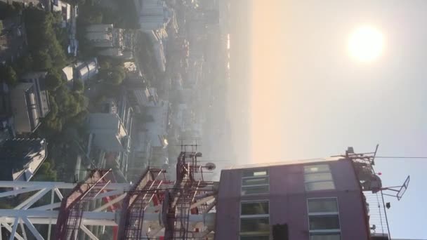 Vídeo vertical - torre de televisión por la mañana al amanecer en Kiev, Ucrania — Vídeo de stock