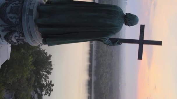 垂直ビデオ-朝の夜明けにウラジミール大王への記念碑。ウクライナのキエフ — ストック動画