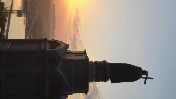 Vídeo vertical - Monumento a Vladimir, o Grande ao amanhecer da manhã. Kiev, Ucrânia — Vídeo de Stock