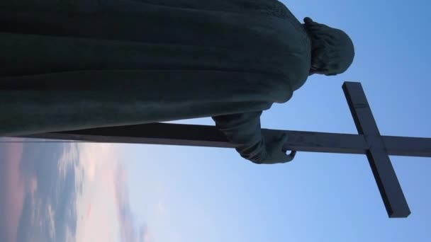 Verticale video - Monument voor Vladimir de Grote bij dageraad in de ochtend. Kiev, Oekraïne — Stockvideo