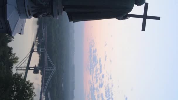 Vertical video - Monument to Vladimir the Great at dawn in the morning. Kyiv, Ukraine — Stock Video