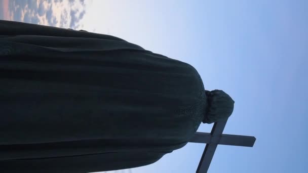 Vertikal video - Monument över Vladimir den store i gryningen på morgonen. Kiev, Ukraina — Stockvideo