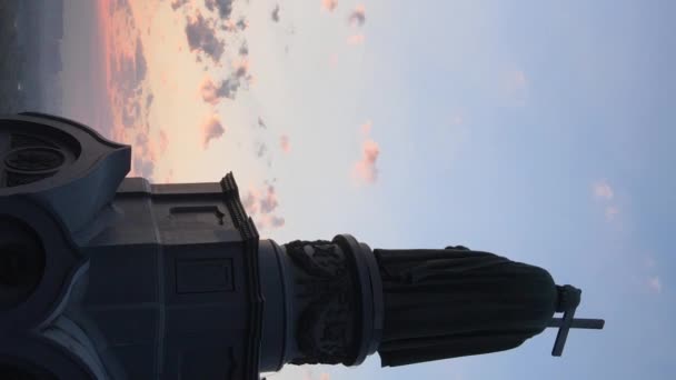 Vertikales Video - Denkmal für Wladimir den Großen im Morgengrauen. Kiew, Ukraine — Stockvideo
