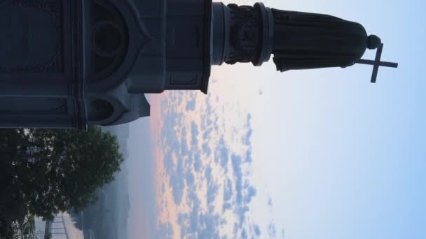 Vidéo verticale - Monument à Vladimir le Grand à l'aube du matin. Kiev, Ukraine — Video