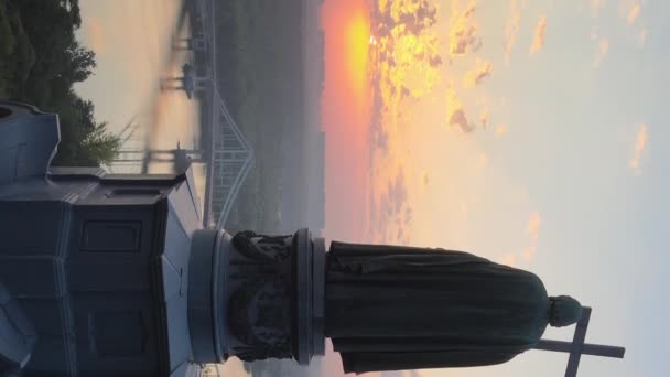 Vídeo vertical - Monumento a Vladimir, o Grande ao amanhecer da manhã. Kiev, Ucrânia — Vídeo de Stock