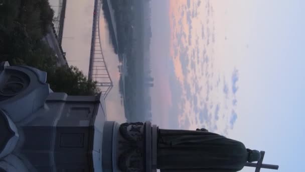 Vídeo vertical Monumento a Vladímir el Grande al amanecer. Kiev, Ucrania — Vídeo de stock