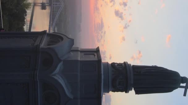 垂直录像- -黎明时分的弗拉基米尔大帝纪念碑。乌克兰基辅 — 图库视频影像