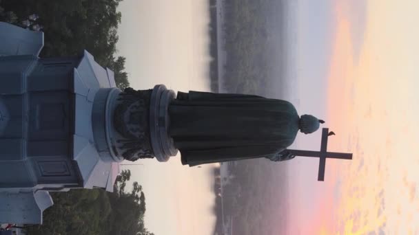 Verticale video - Monument voor Vladimir de Grote bij dageraad in de ochtend. Kiev, Oekraïne — Stockvideo