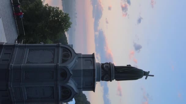 Verticale video - Monument voor Vladimir de Grote bij dageraad in de ochtend. Kiev, Oekraïne — Stockvideo
