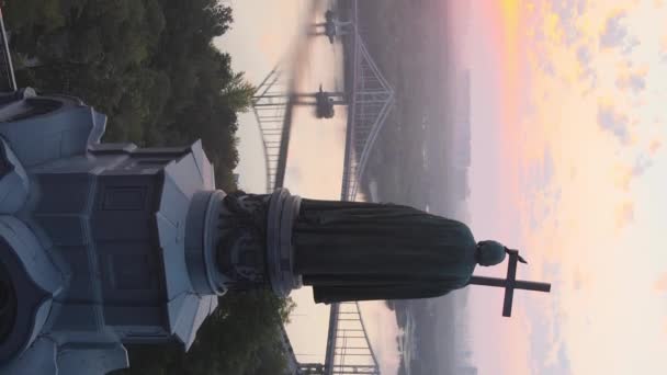 Vertikales Video - Denkmal für Wladimir den Großen im Morgengrauen. Kiew, Ukraine — Stockvideo