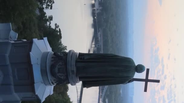 Video verticale Monumento a Vladimir il Grande all'alba del mattino. Kiev, Ucraina — Video Stock