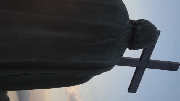 Verticale video - Monument voor Vladimir de Grote bij dageraad in de ochtend. Kiev, Oekraïne — Stockvideo