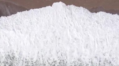 Kıyıya yakın deniz kıyısı kıyı şeridine yakın hava manzarası. Dikey video