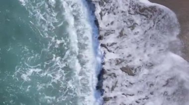Kıyıya yakın deniz kıyısı kıyı şeridine yakın hava manzarası. Dikey video