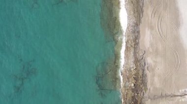 Kıyıya yakın deniz kıyısı kıyı şeridine yakın hava manzarası. Dikey video