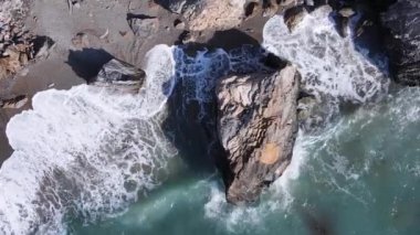 Kıyıya yakın deniz kıyısı kıyı şeridine yakın hava manzarası. Dikey video