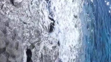 Kıyıya yakın deniz kıyısı kıyı şeridine yakın hava manzarası. Dikey video