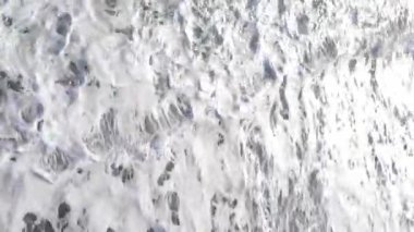 Kıyıya yakın deniz kıyısı kıyı şeridine yakın hava manzarası. Dikey video