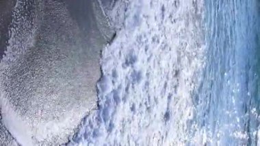 Kıyıya yakın deniz kıyısı kıyı şeridine yakın hava manzarası. Dikey video