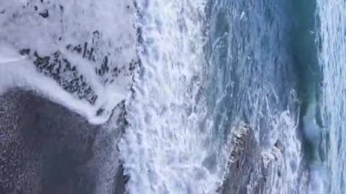 Kıyıya yakın deniz kıyısı kıyı şeridine yakın hava manzarası. Dikey video