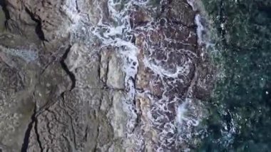 Kıyıya yakın deniz kıyısı kıyı şeridine yakın hava manzarası. Dikey video