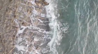 Kıyıya yakın deniz kıyısı kıyı şeridine yakın hava manzarası. Dikey video