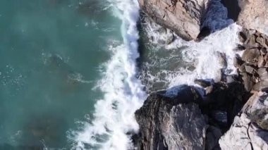 Kıyıya yakın deniz kıyısı kıyı şeridine yakın hava manzarası. Dikey video