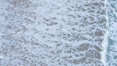 Kıyıya yakın deniz kıyısı kıyı şeridine yakın hava manzarası. Dikey video