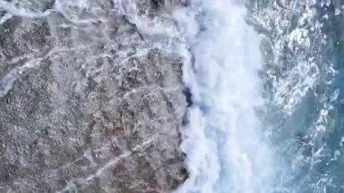 Kıyıya yakın deniz kıyısı kıyı şeridine yakın hava manzarası. Dikey video