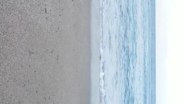 海岸近くの海-海岸の海のクローズアップ航空ビュー。垂直ビデオ — ストック動画