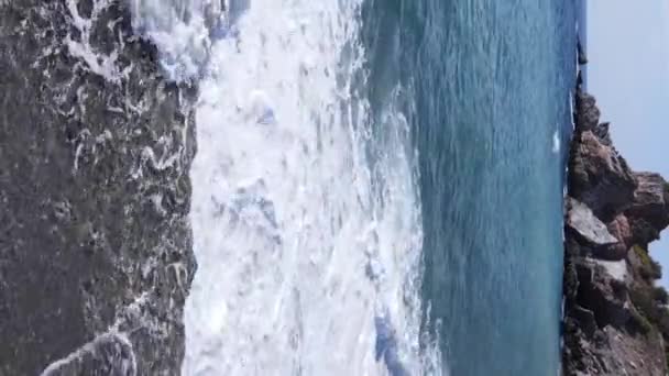 Mar perto da costa - vista aérea de close-up da paisagem costeira. Vídeo vertical — Vídeo de Stock