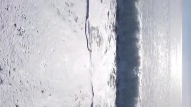 Mar cerca de la costa - vista aérea de cerca del paisaje marino costero. Vídeo vertical — Vídeo de stock