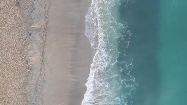 Mar cerca de la costa - vista aérea de cerca del paisaje marino costero. Vídeo vertical — Vídeos de Stock