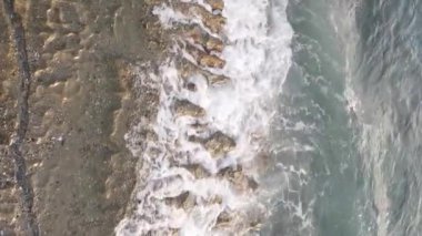 Kıyıya yakın deniz kıyısı kıyı şeridine yakın hava manzarası. Dikey video