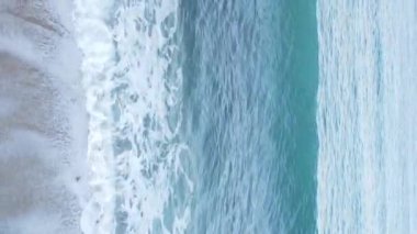 Kıyıya yakın deniz kıyısı kıyı şeridine yakın hava manzarası. Dikey video