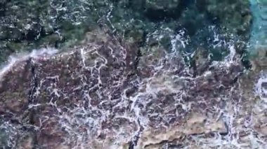 Kıyıya yakın deniz kıyısı kıyı şeridine yakın hava manzarası. Dikey video