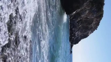 Kıyıya yakın deniz kıyısı kıyı şeridine yakın hava manzarası. Dikey video